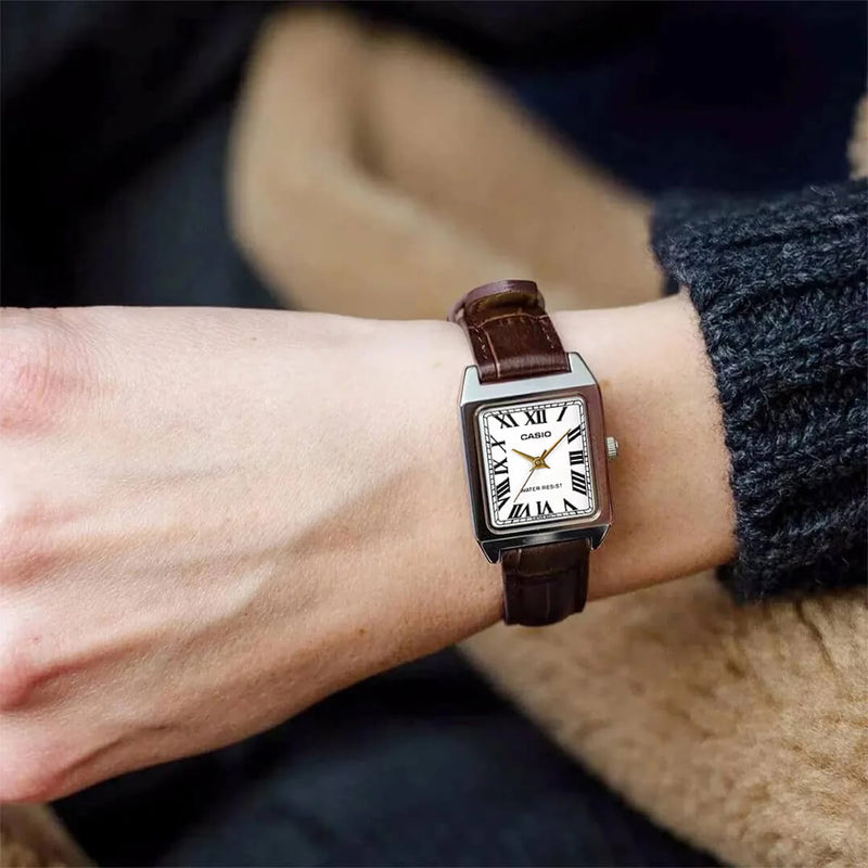 Casio LTP-V007L-7B2 reloj femenino clásico con esfera blanca y números romanos.