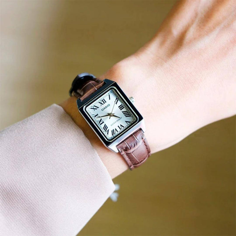 Casio LTP-V007L-9B reloj analógico para mujer con caja rectangular y correa de cuero.