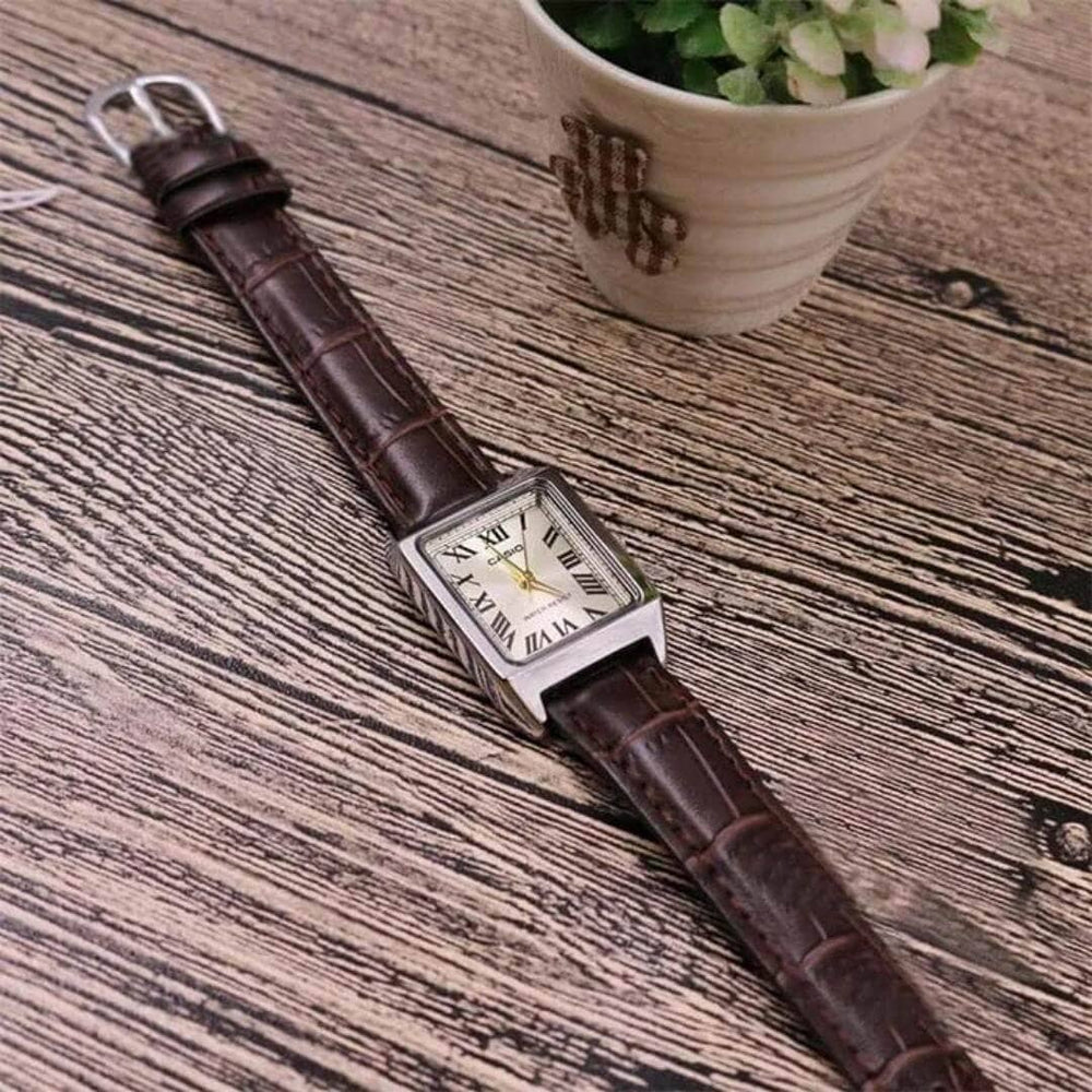 Casio LTP-V007L-9B para mujer con cuero marrón, esfera clásica y movimiento de cuarzo.