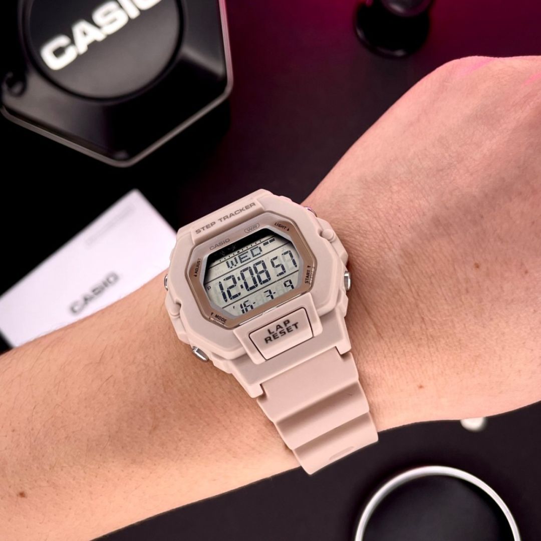Reloj Casio LWS-2200H-4AV puesto en la muñeca, estilo deportivo activo