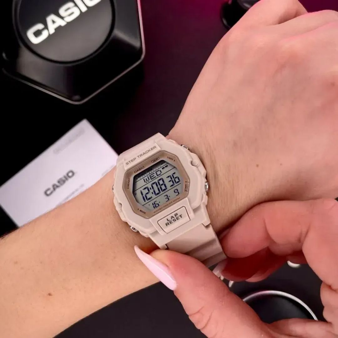 Reloj Casio LWS-2200H-4AV rosado digital deportivo para mujer, puesto en muñeca