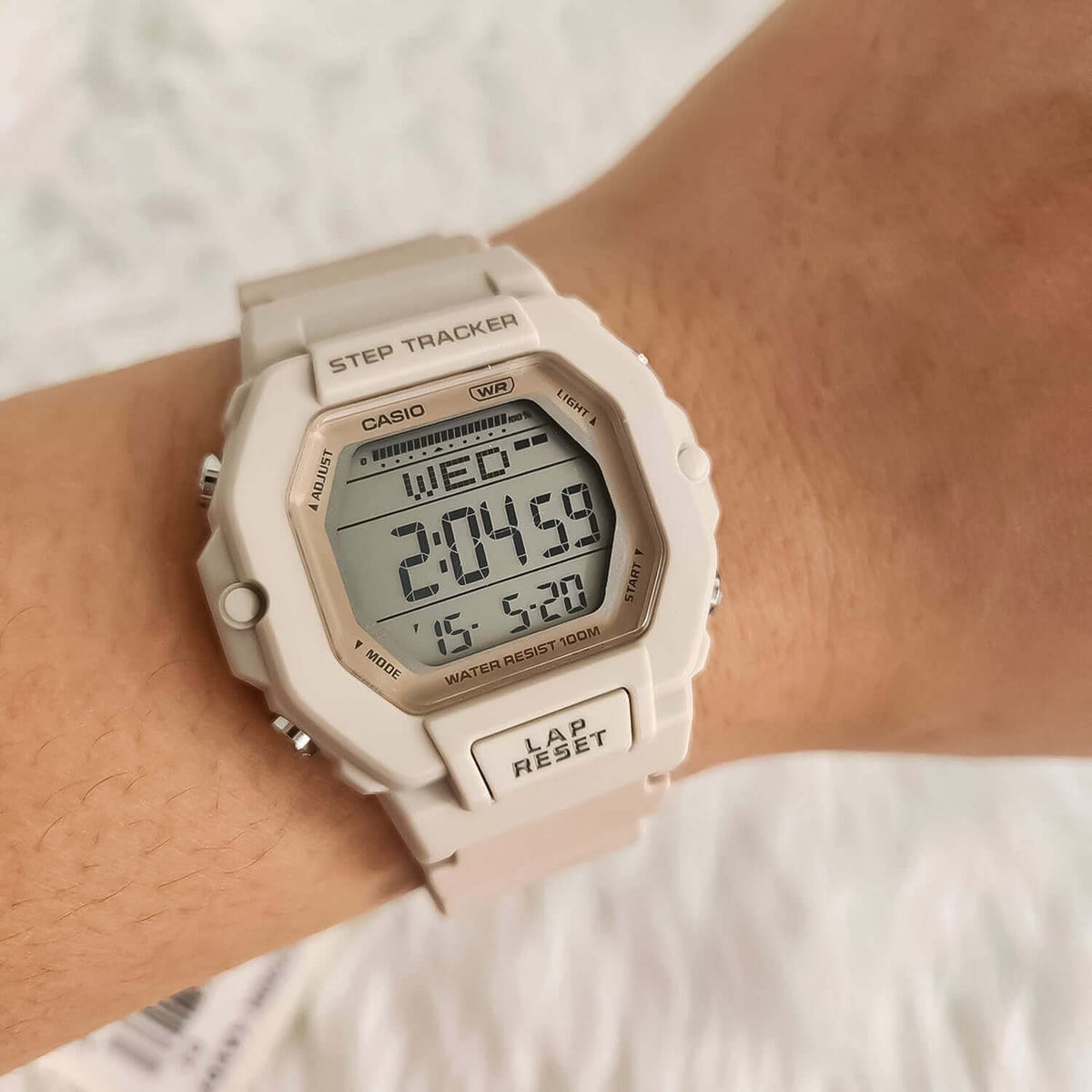 Reloj Casio LWS-2200H-4AV puesto en la muñeca, estilo deportivo activo