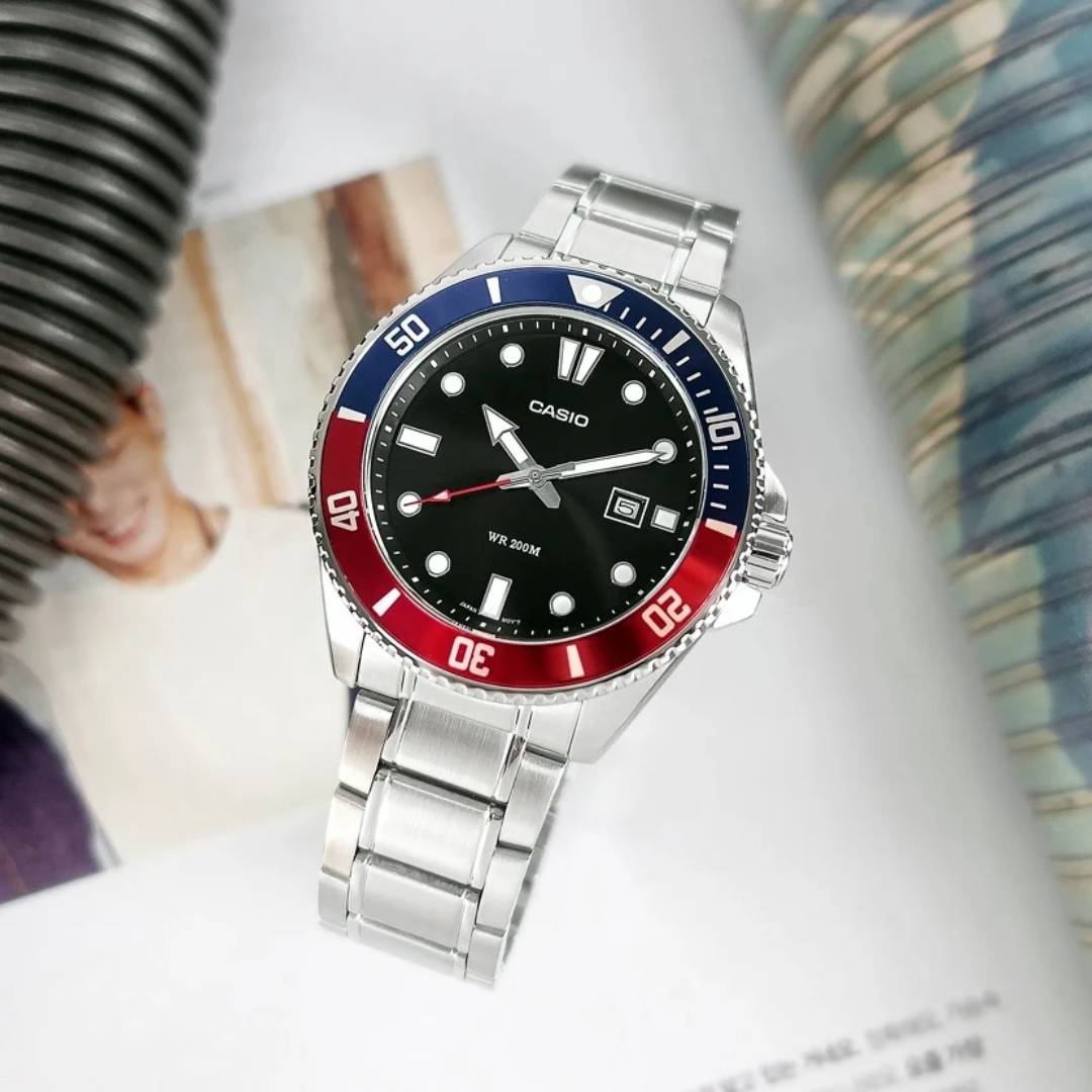 Reloj Casio MDV-107D-1A3 con bisel giratorio rojo y azul en vista.