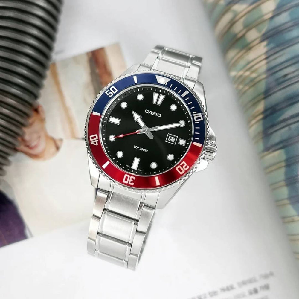 Reloj Casio MDV-107D-1A3 con bisel giratorio rojo y azul en vista.