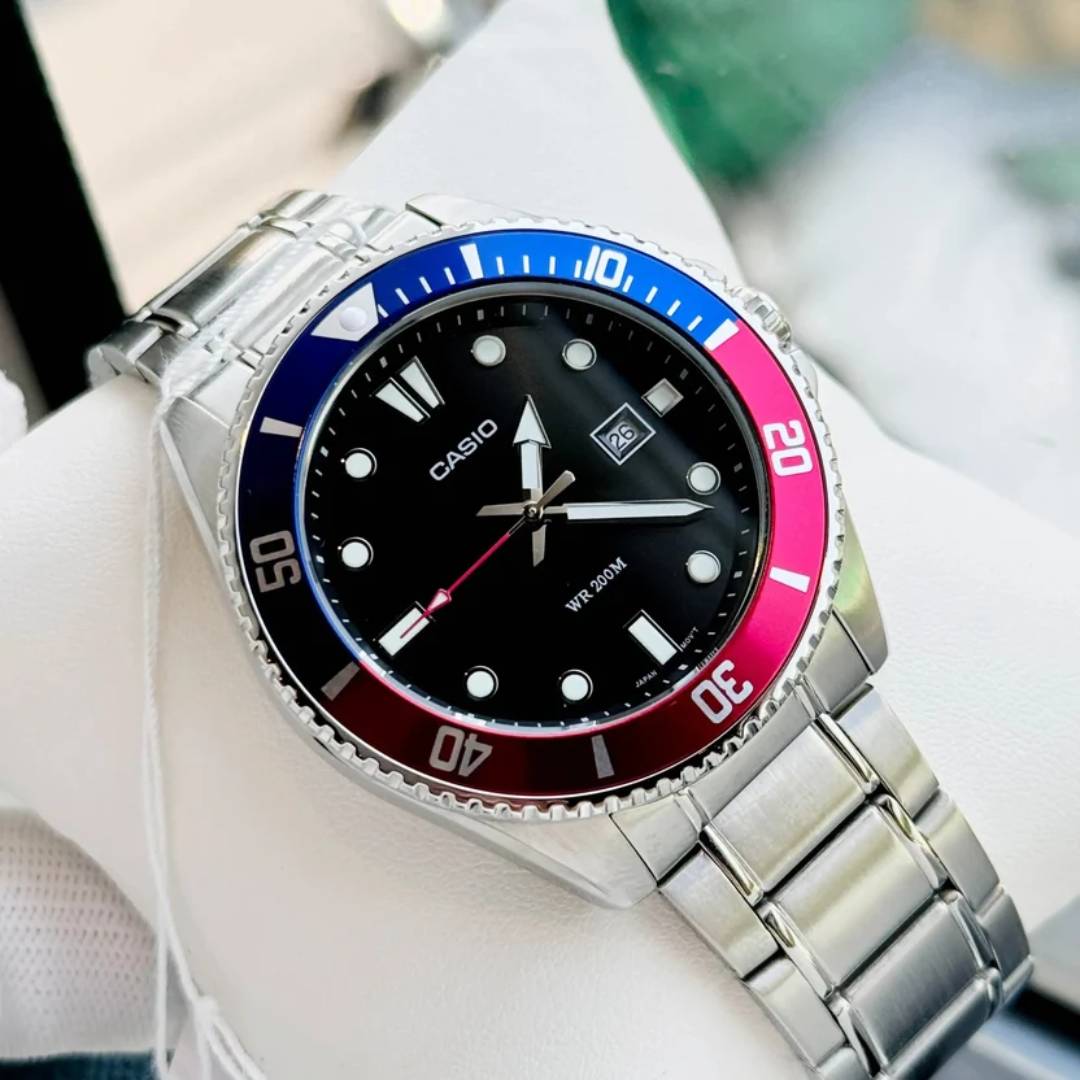 Vista lateral del Reloj Casio MDV-107D-1A3 con bisel giratorio rojo y azul