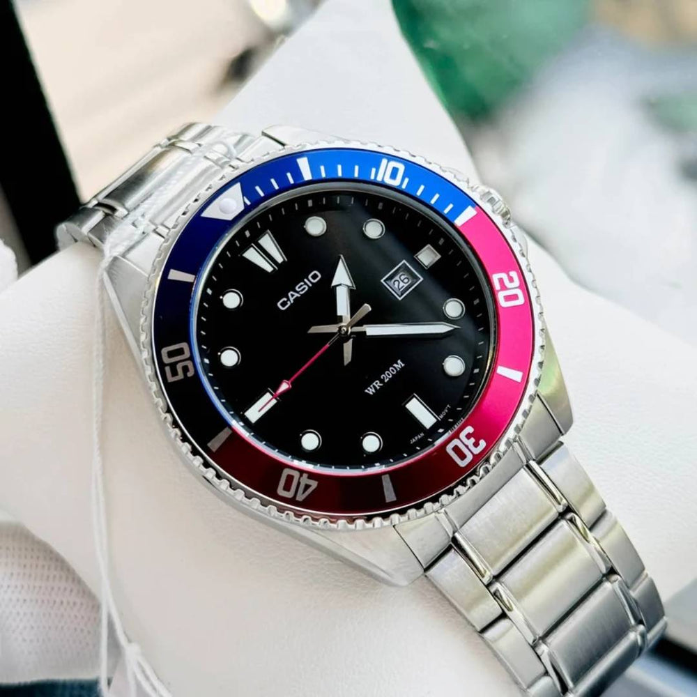 Vista lateral del Reloj Casio MDV-107D-1A3 con bisel giratorio rojo y azul