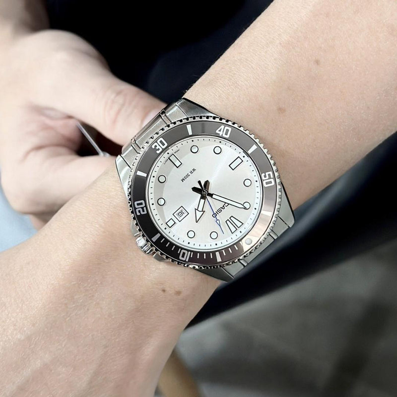 Reloj Casio MDV-107D-7A puesto en la muñeca, estilo casual