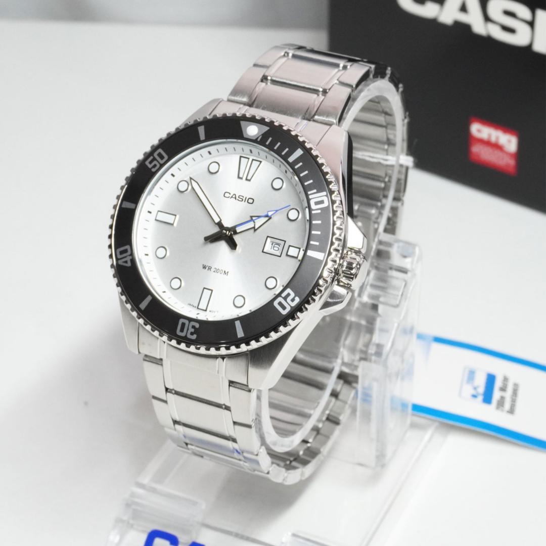 Detalle de la esfera blanca y bisel del Reloj Casio MDV-107D-7A