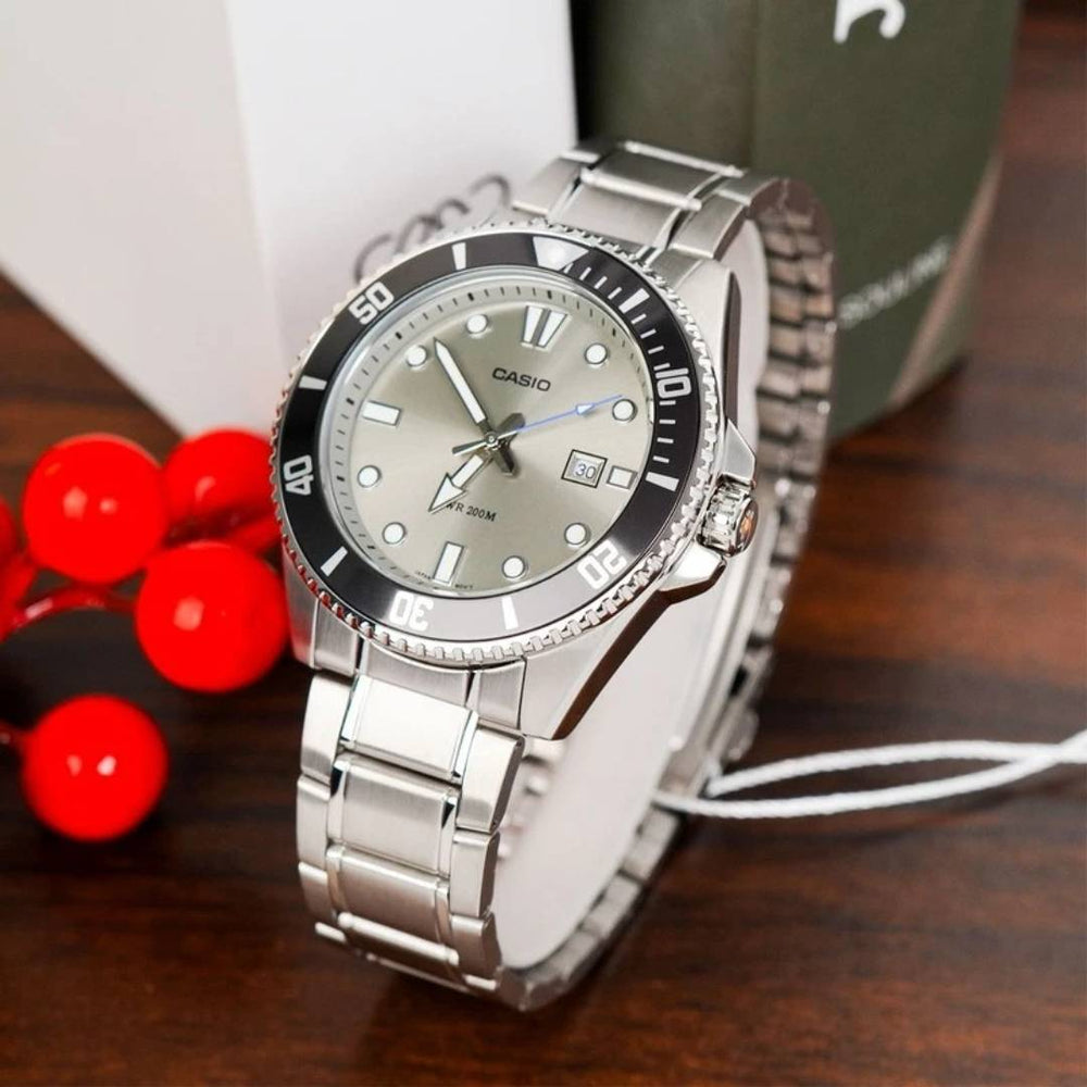 Casio MDV-107D-8A en vista de catalogo, mostrando el bisel giratorio