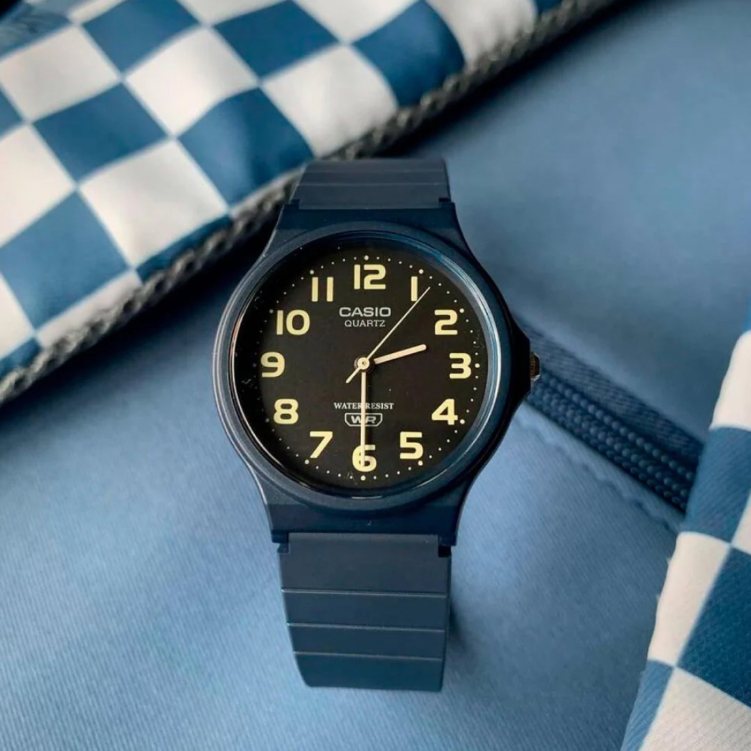 Detalle de la esfera azul mate del Reloj Casio MQ-24UC-2B