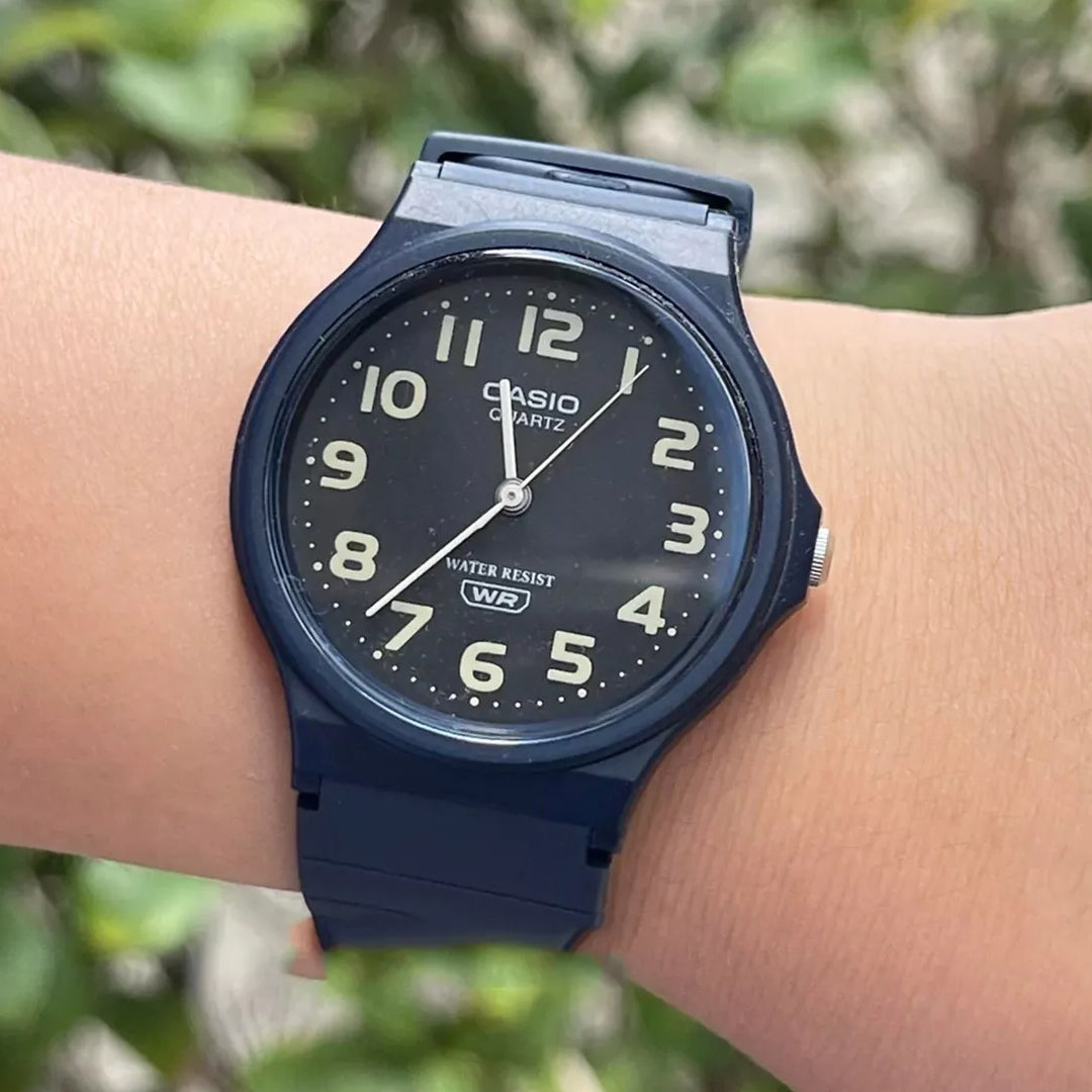 Reloj Casio MQ-24UC-2B puesto en la muñeca, estilo casual minimalista