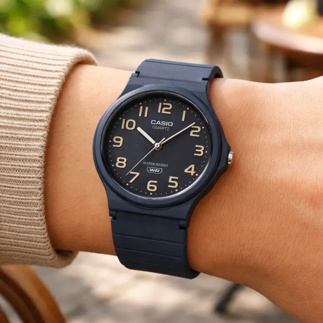 Reloj Casio MQ-24UC-2B puesto en la muñeca, estilo casual