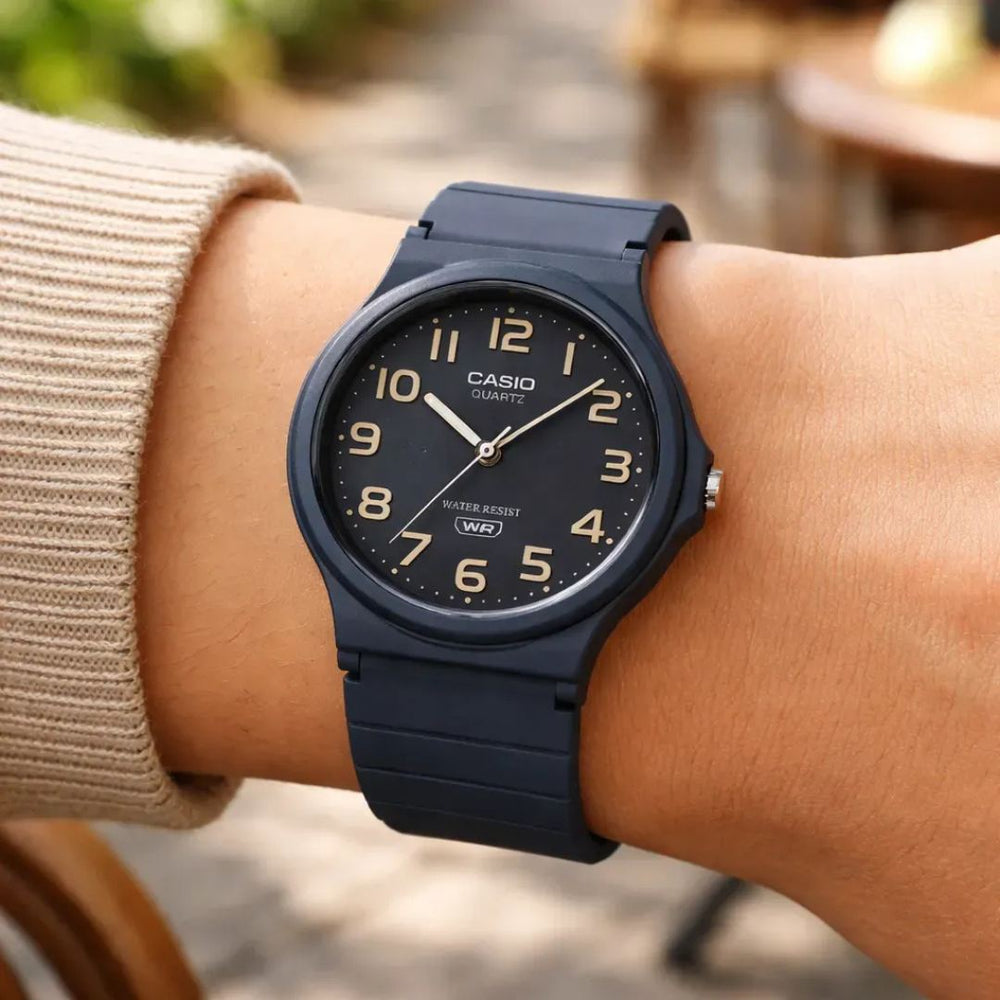 Reloj Casio MQ-24UC-2B puesto en la muñeca, estilo casual