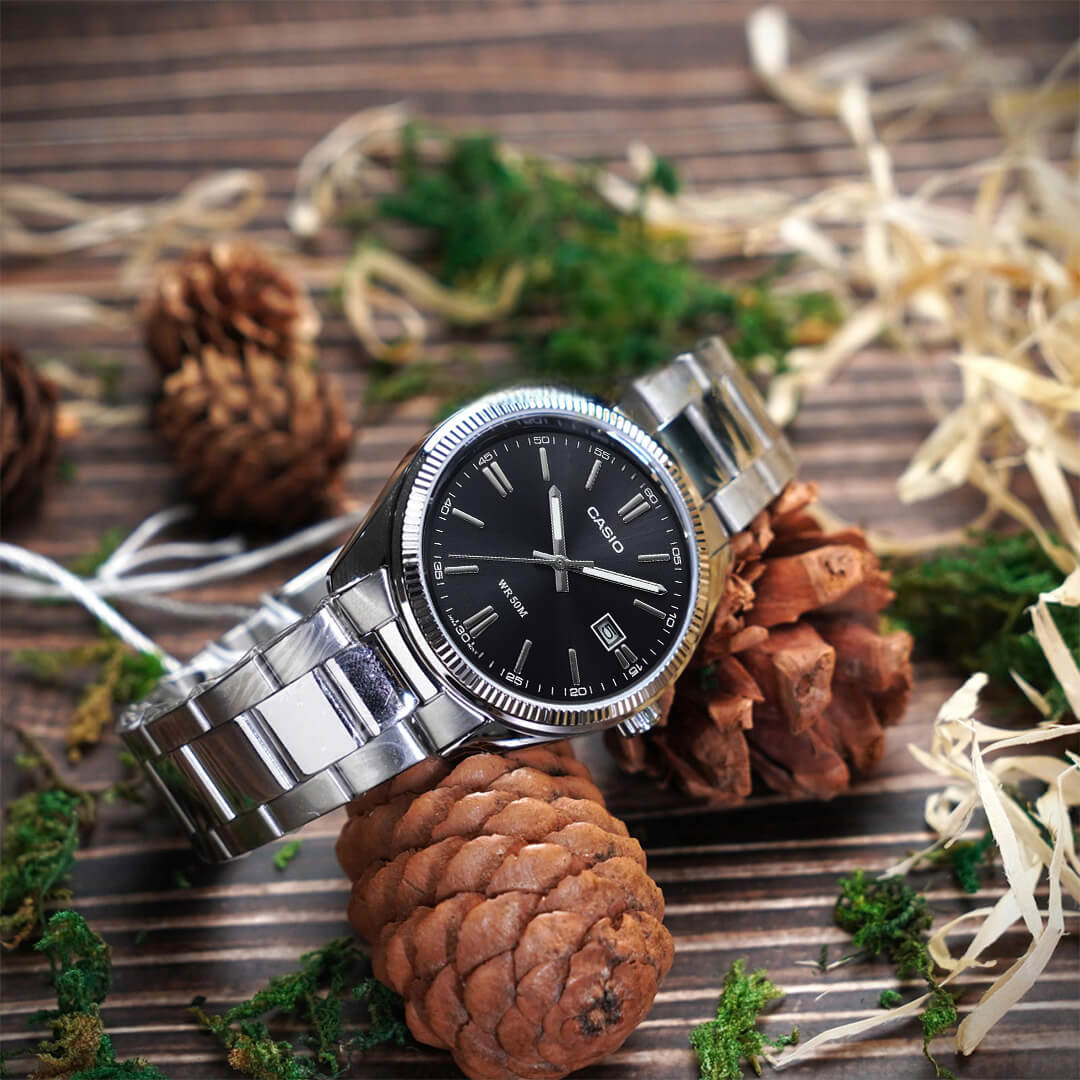Detalle de la esfera negra, bisel plateado y brazalete de acero del Casio MTP-1302D-1A1.
