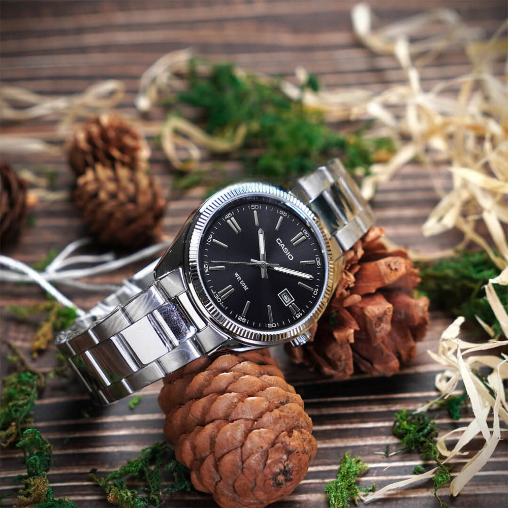Detalle de la esfera negra, bisel plateado y brazalete de acero del Casio MTP-1302D-1A1.