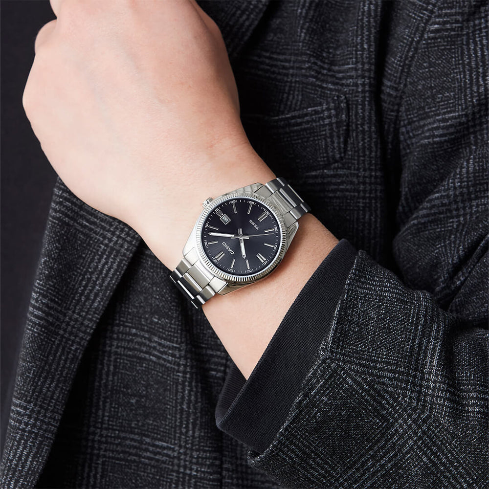 Reloj Casio MTP-1302D-1A1 para hombre de acero plateado con esfera negra en la muñeca.