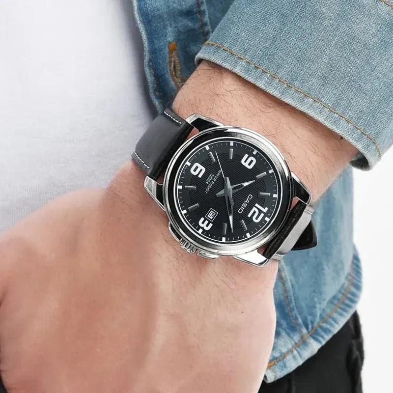 Reloj Casio MTP-1314L-8AV puesto en la muñeca, estilo clásico Enticer