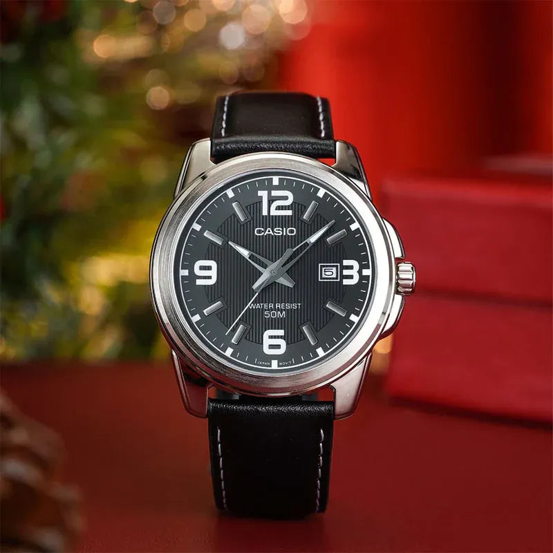 Detalle de la esfera negra con números arábigos del Reloj Casio MTP-1314L-8AV