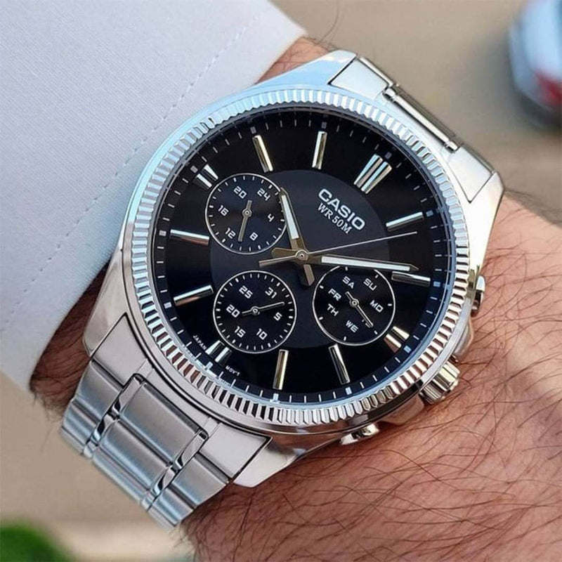 Reloj Casio MTP-1375D-1A puesto en la muñeca, estilo clásico de negocios