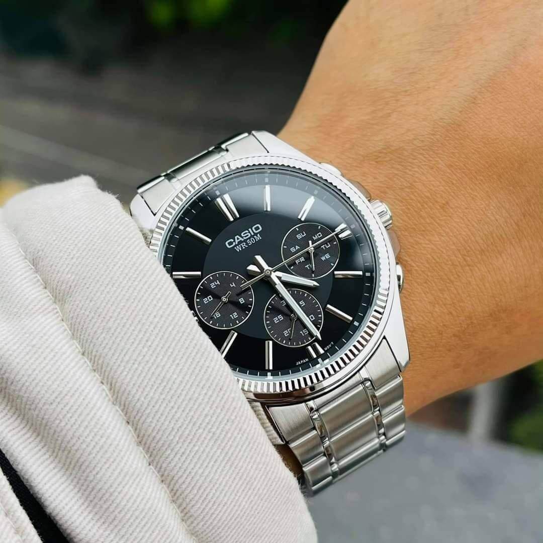 Reloj Casio MTP-1375D-1A puesto en la muñeca, estilo clásico de negocios