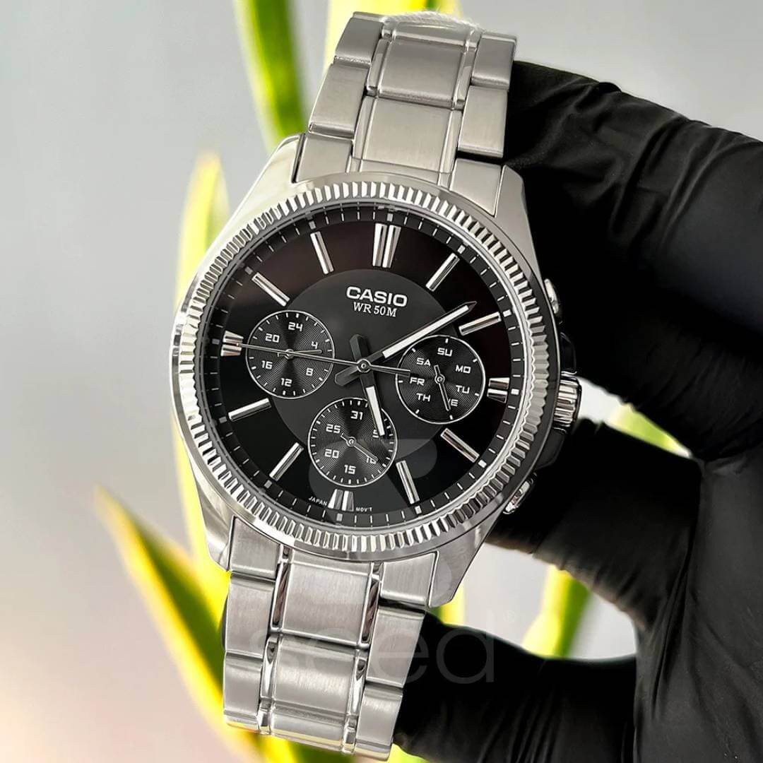 Detalle de las tres subesferas del Reloj Casio MTP-1375D-1A