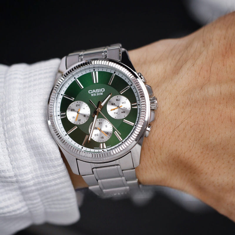 Casio MTP-1375D-3A con brazalete de acero plateado