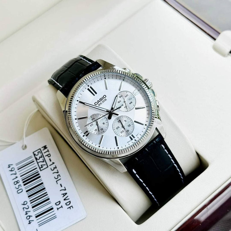 Casio MTP-1375L-7AV reloj masculino con indicador de día y fecha.