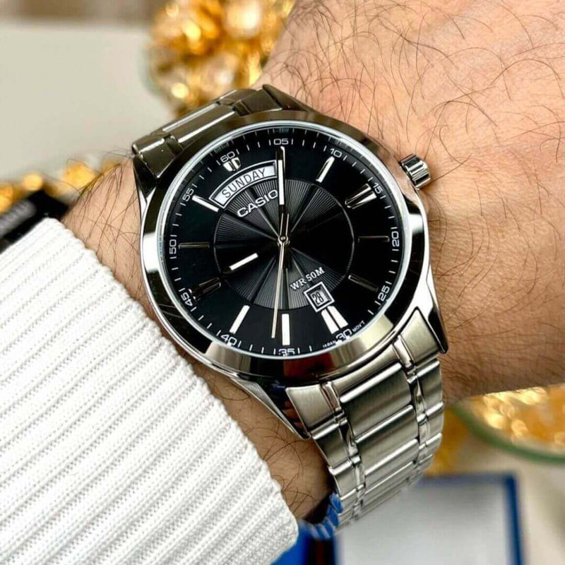 Casio MTP-1381D-1A reloj masculino elegante con diseño clásico y moderno.
