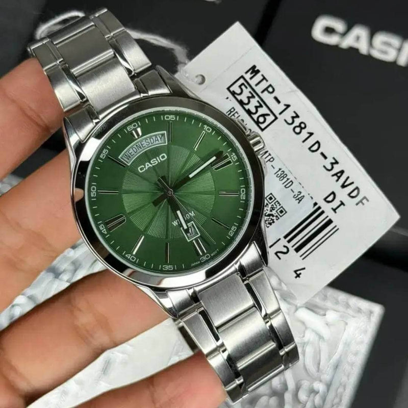 Casio MTP-1381D-3AV reloj masculino de acero inoxidable con calendario de día y fecha.