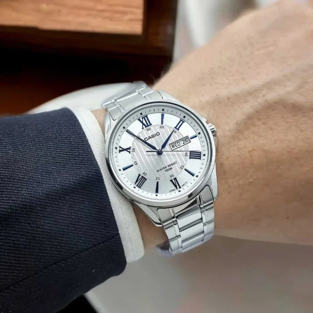 Vista lateral del Reloj Casio MTP-1384D-7A2 con brazalete de acero plateado