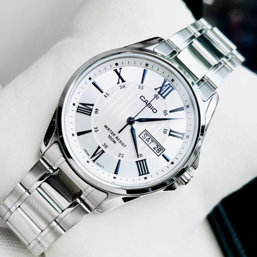Detalle de la esfera blanca con manecillas azules del Reloj Casio MTP-1384D-7A2