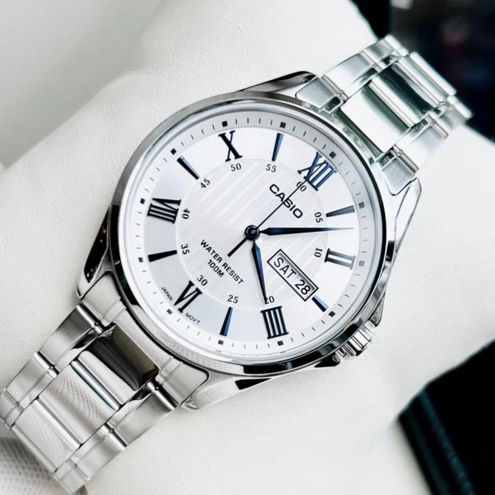 Detalle de la esfera blanca con manecillas azules del Reloj Casio MTP-1384D-7A2