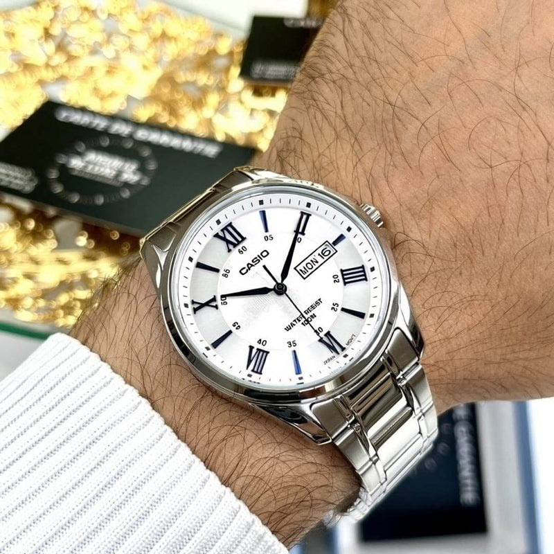 Reloj Casio MTP-1384D-7A2 puesto en la muñeca, estilo clásico de negocios