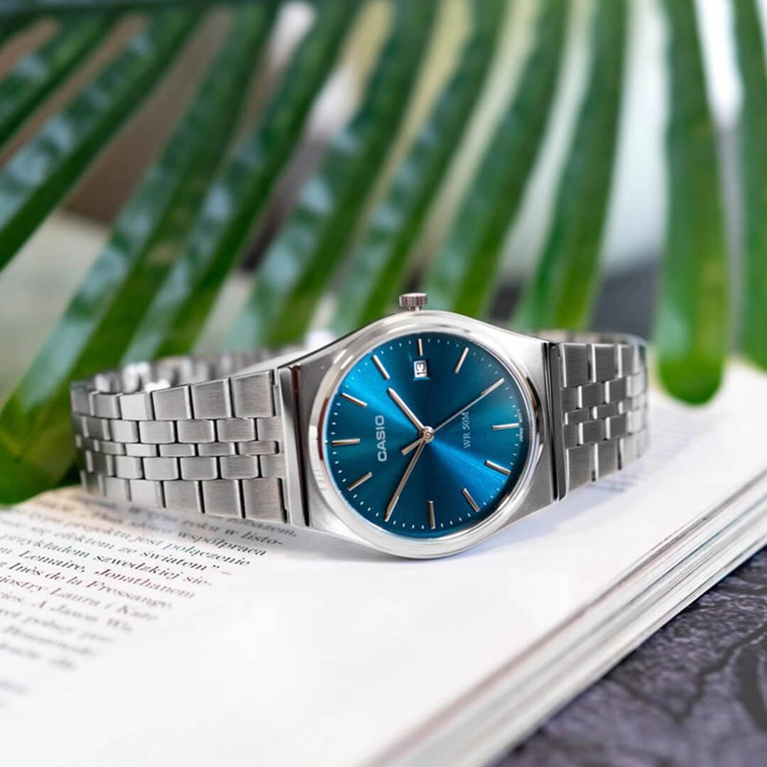 Reloj Casio MTP-B145D-2A2 de diseño minimalista con esfera azul