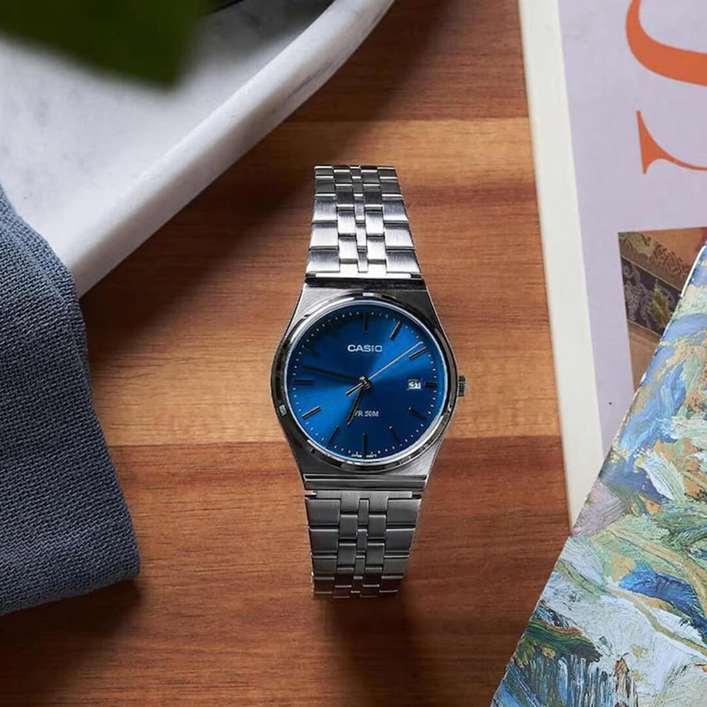 Detalle de la esfera azul minimalista del Reloj Casio MTP-B145D-2A2