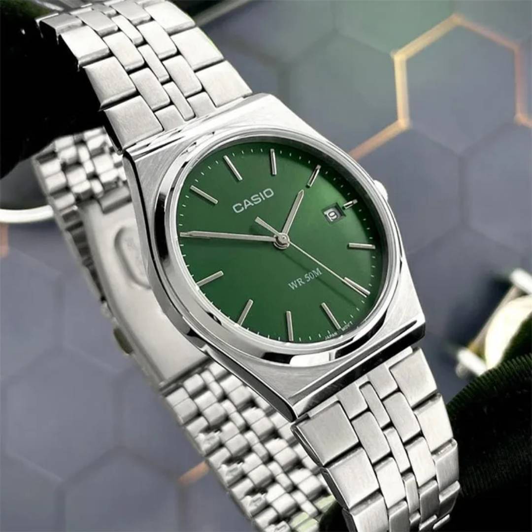 Detalle de la esfera verde minimalista del Reloj Casio MTP-B145D-3A
