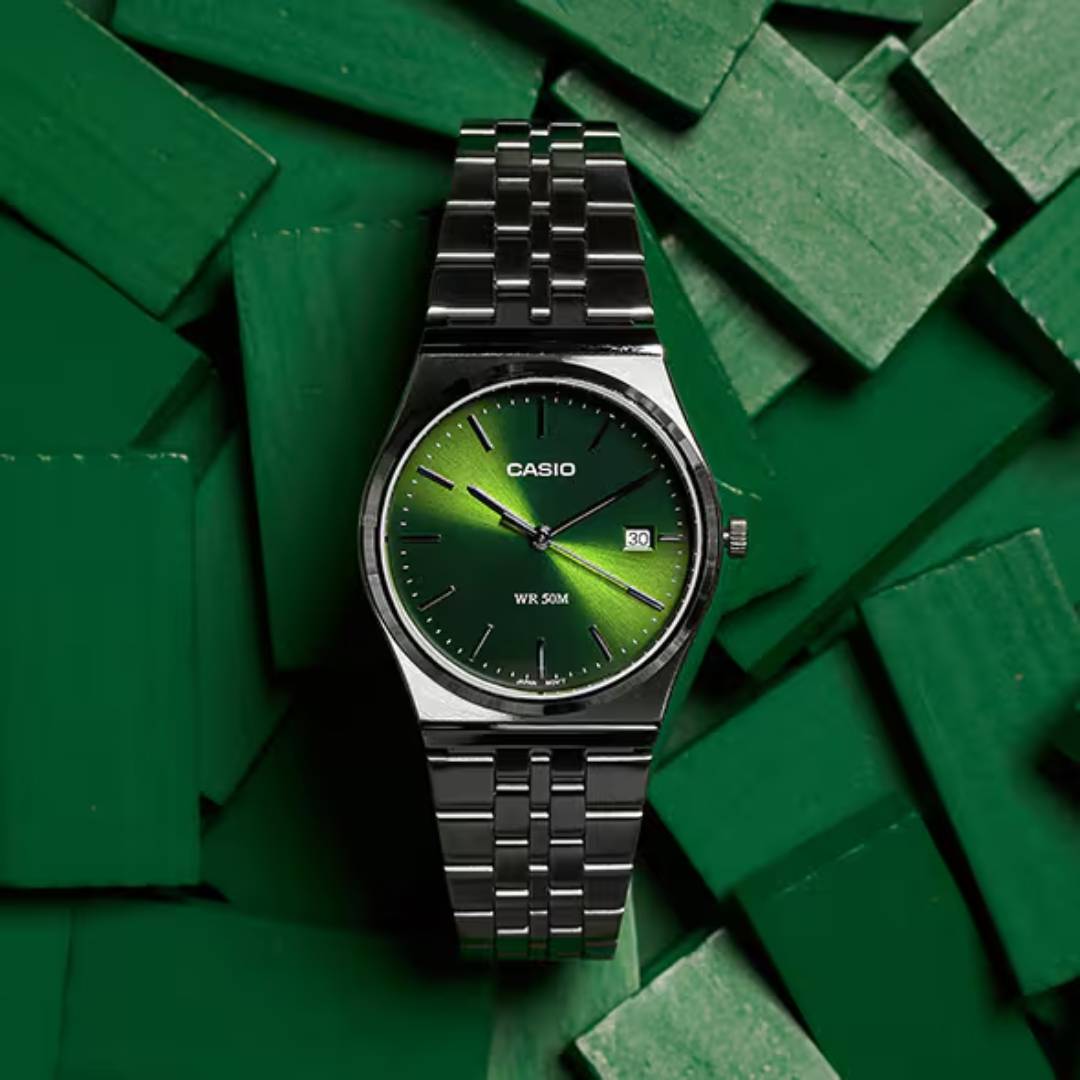 Vista frontal del Casio MTP-B145D-3A con esfera verde sobre fondo verde