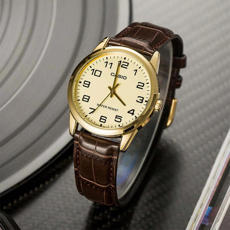 Vista lateral del Reloj Casio MTP-V001GL-9BU con correa de cuero marrón