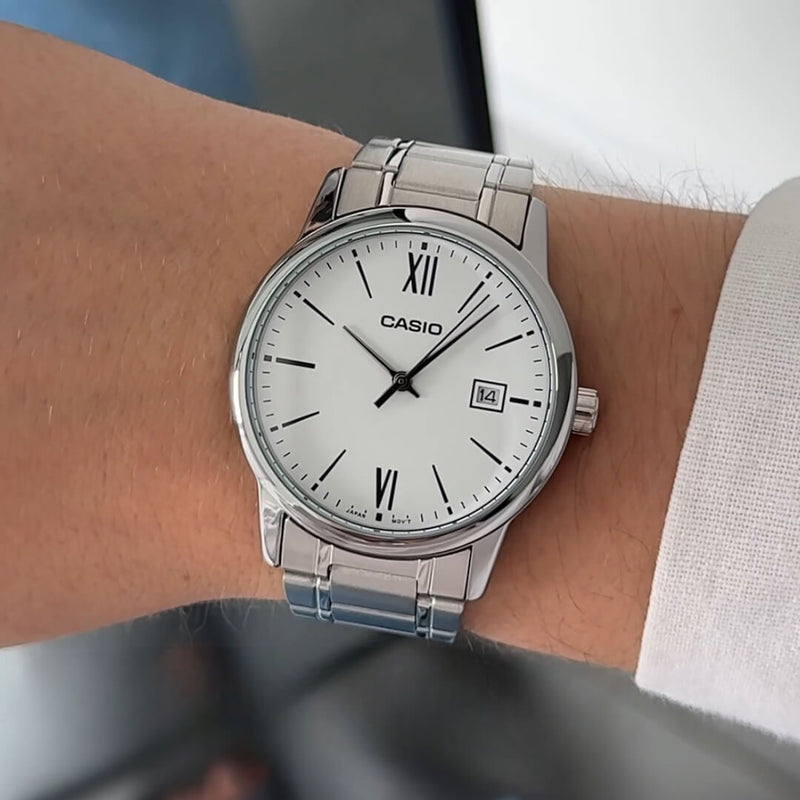 Reloj Casio MTP-V002D-7B3 puesto en la muñeca, estilo clásico elegante