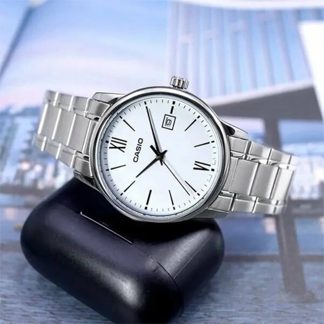Vista lateral del Reloj Casio MTP-V002D-7B3 con brazalete de acero plateado