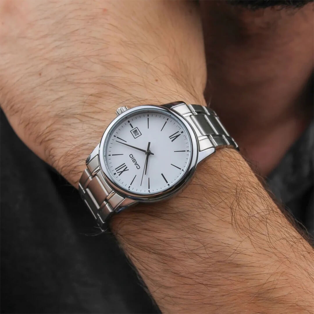 Reloj Casio MTP-V002D-7B3 puesto en la muñeca, estilo clásico elegante