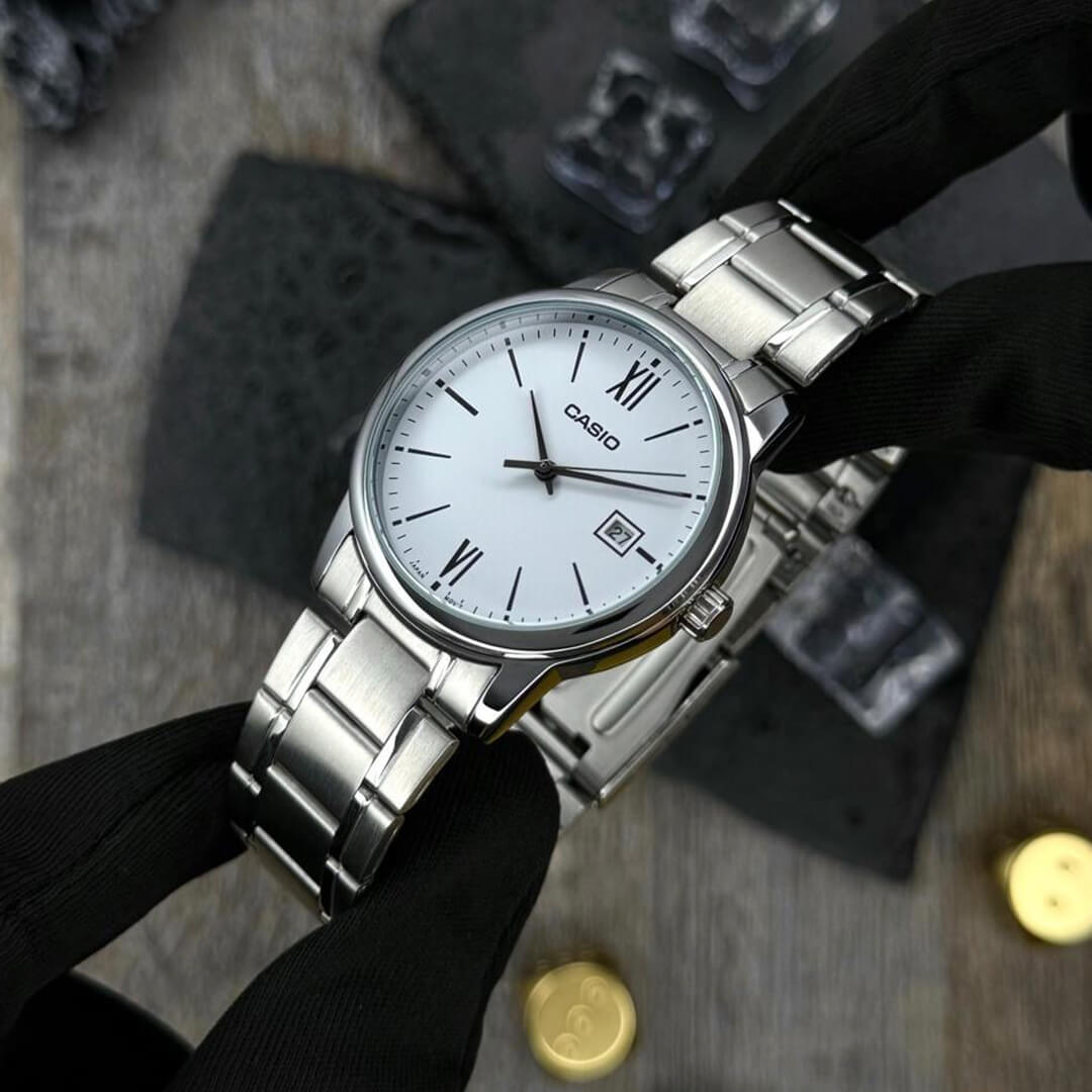 Vista lateral del Reloj Casio MTP-V002D-7B3 con brazalete de acero plateado