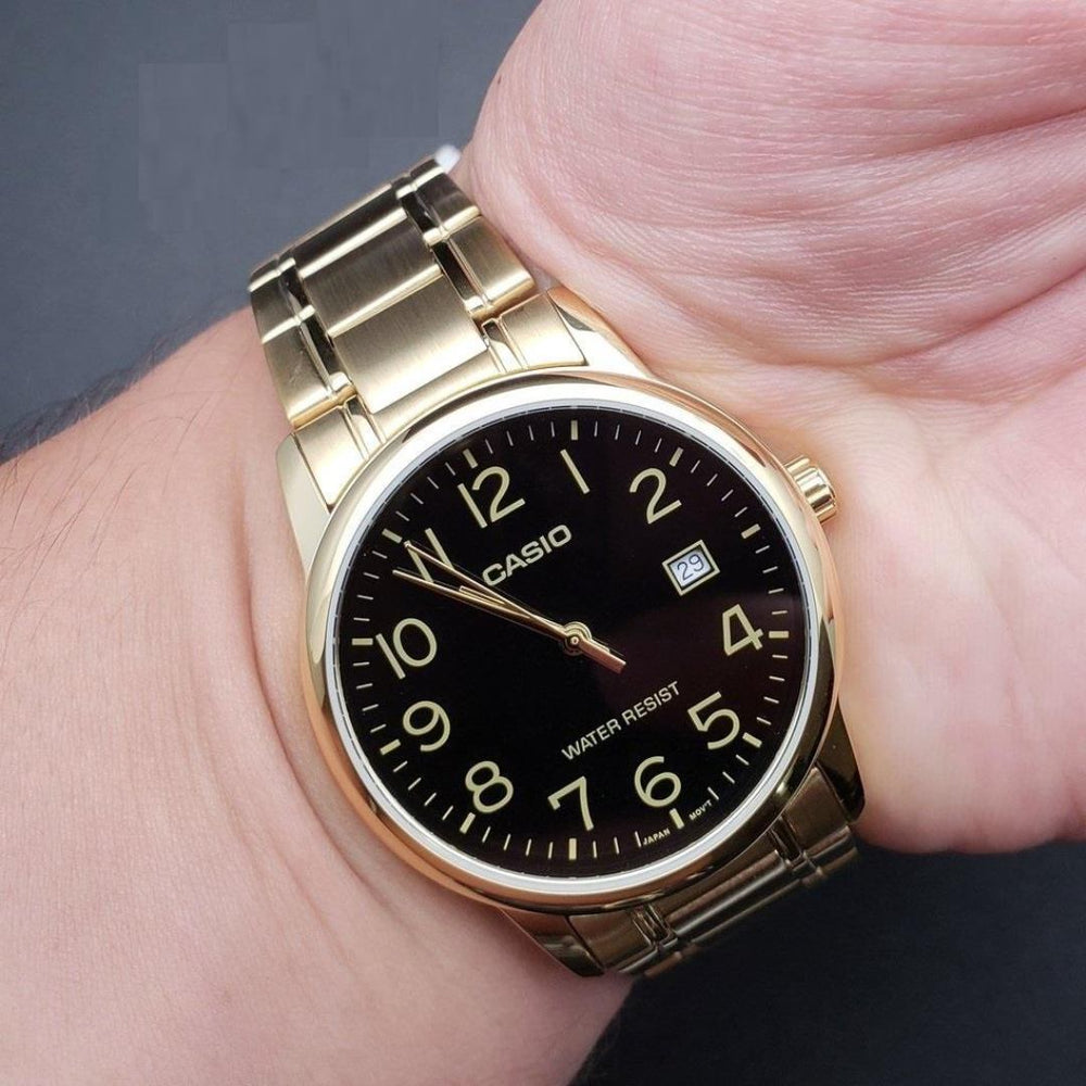 Reloj Casio MTP-V002G-1B puesto en la muñeca, estilo clásico hombre