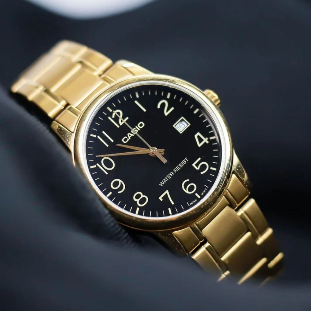 Vista lateral del Reloj Casio MTP-V002G-1B con brazalete de acero dorado