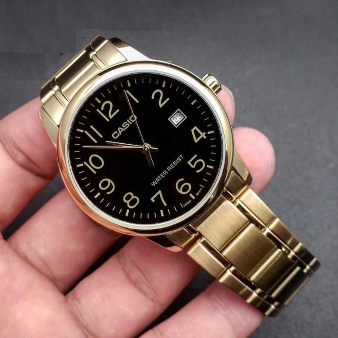 Detalle de la esfera negra con índices de barra del Reloj Casio MTP-V002G-1B en mano.