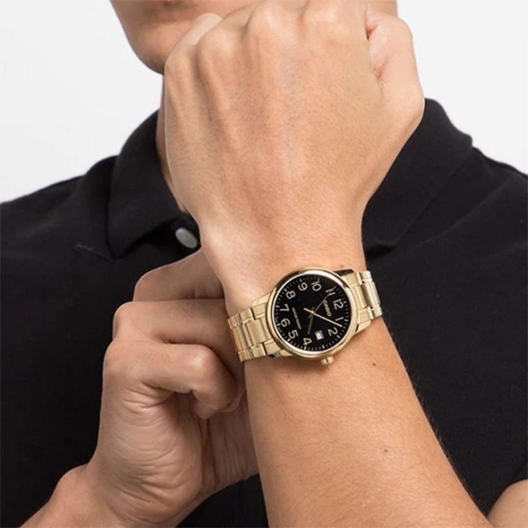 Reloj Casio MTP-V002G-1B puesto en la muñeca, estilo casual para hombre.