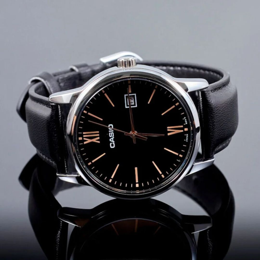 Vista lateral del Reloj Casio MTP-V002L-1B3 con correa de cuero negro