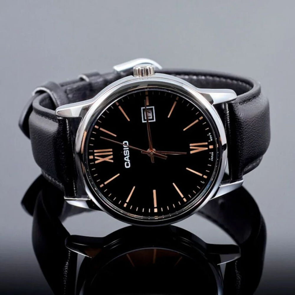 Vista lateral del Reloj Casio MTP-V002L-1B3 con correa de cuero negro