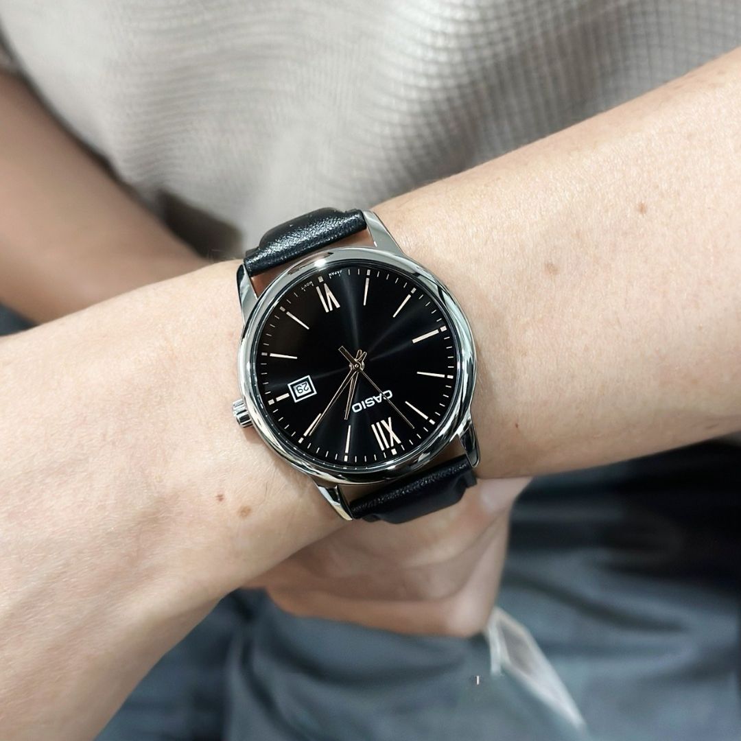 Reloj Casio MTP-V002L-1B3 puesto en la muñeca, estilo clásico elegante