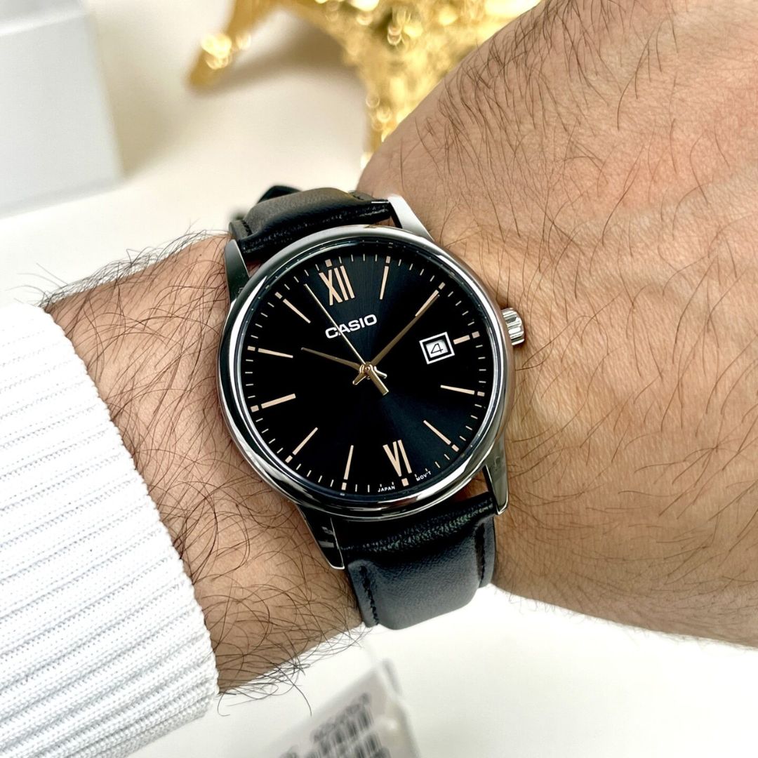 Detalle de la esfera negra con números romanos del Reloj Casio MTP-V002L-1B3 puesto en muñecaa